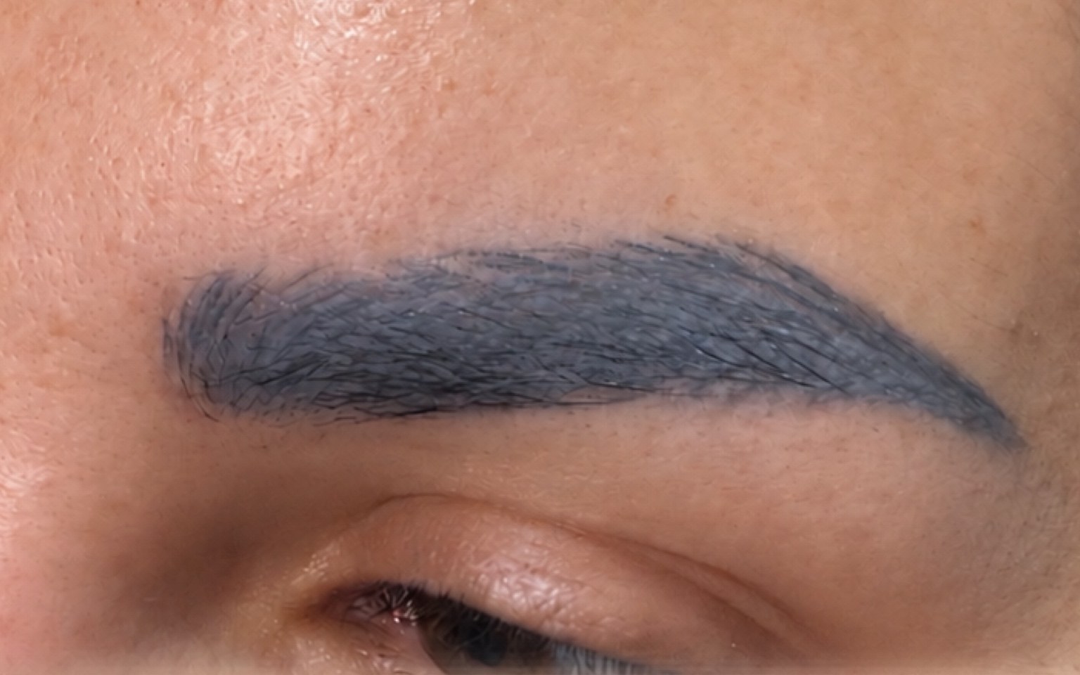 Sopracciglio con trucco semipermanente grigio prima del percorso