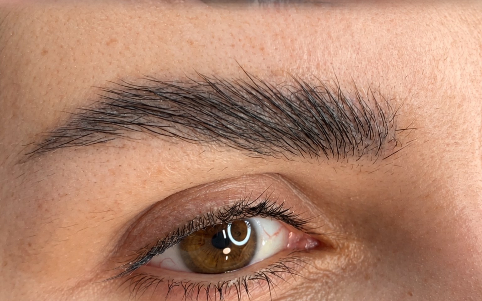 Sopracciglio della stessa cliente con il pelo naturale dopo il percorso
